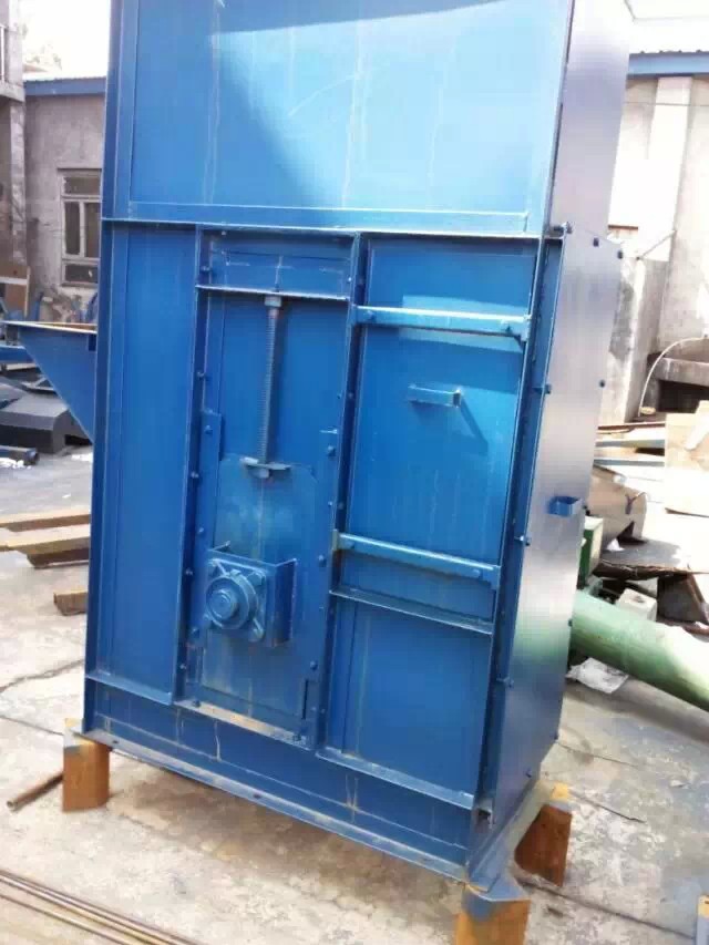 往復(fù)式提升機(jī)輸送物料質(zhì)量不能大，粒度也不能大(z型連續(xù)往復(fù)式提升機(jī))